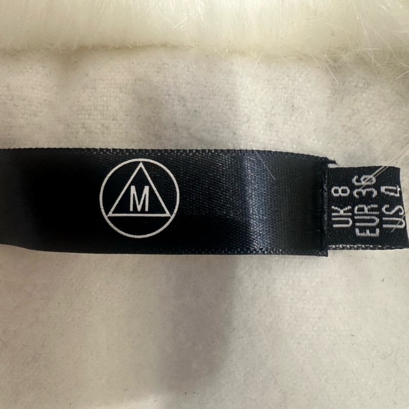 Luxury Chic White Sleeveless Vest with Faux Fur Collar (Size Small) - Picture 5 of 5